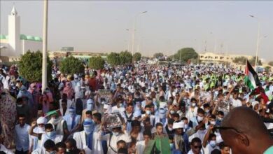 صورة نواكشوط.. مئات الموريتانيين يتظاهرون أمام سفارة واشنطن دعما لغزة