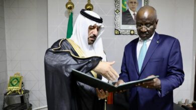 صورة سفير السعودية يسلم نسخة من أوراق اعتماده لولد مرزوك