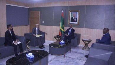 صورة وزير الدفاع حننه يجري مباحثات مع السفير البرازيلي لدى موريتانيا