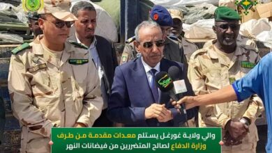 صورة قائد المنطقة العسكرية السابعة يقدم  لوالي ولاية غورغل  مساعدات للمتضررين من فيضانات الضفة
