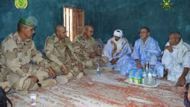 صورة باسم قائد الأركان العامة للجيوش، وفد عسكري يقدم واجب العزاء في وفاة رقيب بحري