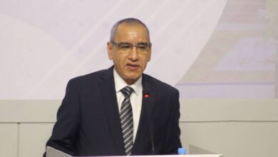 صورة وزير الداخلية يغادر إلى الكويت رفقة وفد من قطاعه