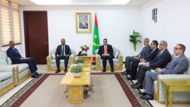 صورة الوزير الأول يلتقي وفدا من مجموعة البنك الدولي