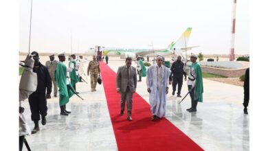صورة غزواني يعود إلى نواكشوط بعد افتتاح مهرجان “مدائن التراث” في مدينة شنقيط