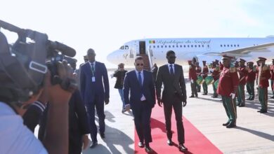 صورة ولد اجاي يستقبل الرئيس السنغالي بمطار نواكشوط