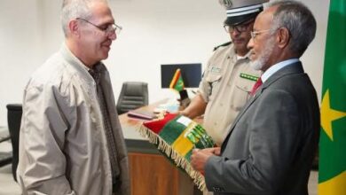 صورة وزير الصحة يوشح باسم رئيس الجمهورية الفريق الطبي الجزائري الذى يجري عمليات زرع كلى فى بلادنا