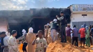 صورة اندلاع حريق بمجمع لبيع المواد الغذائية بتگنت