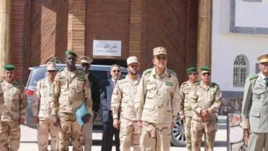 صورة قائد الأركان العامة للجيوش يشرف على تبادل المهام بكلية الدفاع