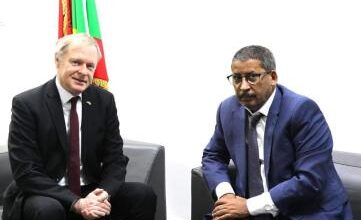 صورة وزير التجهيز والنقل يستقبل السفير الألماني في مكتبه