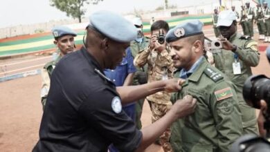 صورة رئيس ديوان البعثة الأممية يشرف على توشيح وحدة الدرك