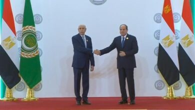 صورة غزواني يلتقي السيسي بمقر انعقاد القمة العربية الطارئة