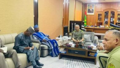 صورة مباحثات بين المدير العام للأمن الوطني والسفير المالي