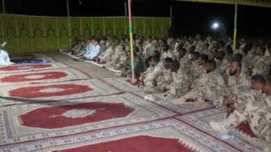 صورة الشيخ أحمد ولد النيني يلقي محاضرة أمام جنود قاعدة لمريه العسكرية