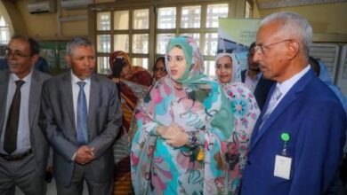 صورة وزيرة العمل الاجتماعي تشرف على صرف معونات مالية لـ10 آلاف أسرة
