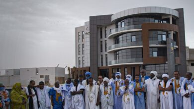 صورة منقبون يحتجون أمام معادن رفضا لمنح أماكن تنقيبهم لآخرين