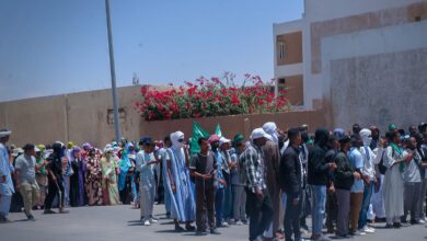 صورة طلاب يحتجون ضد معايير المنح ويطالبون بتحسين الخدمات