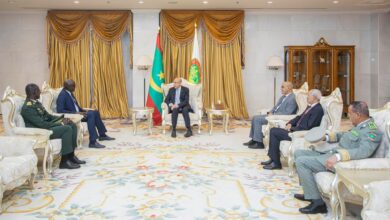 صورة غزواني يجري مباحثات مع وزير القوات المسلحة السنغالية