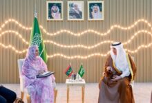 صورة وزيرة المياه تجري مباحثات مع وزير البيئة والمياه والزراعة السعودي