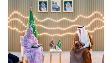 صورة وزيرة المياه تجري مباحثات مع وزير البيئة والمياه والزراعة السعودي