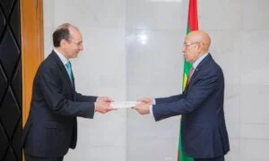صورة الرئيس غزواني يتسلم أوراق اعتماد السفير الاسباني الجديد بابلو باربرا غوميز