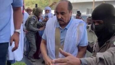 صورة نقل الرئيس السابق من سجنه إلى مصحة خاصة لإجراء فحوصات