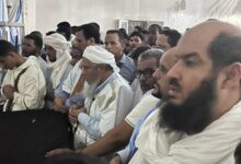 صورة الشيخ الددو يؤم حشود المصلين على جنازة العلامة “ولد فتى”