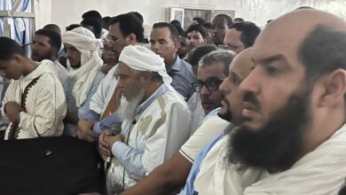 صورة الشيخ الددو يؤم حشود المصلين على جنازة العلامة “ولد فتى”