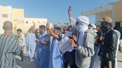 صورة طلاب بمعهد اللغات يحتجون رفضا لـ”حرمان” زملائهم من الامتحانات
