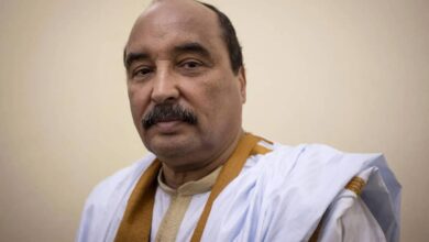 صورة عزيز يغادر مستشفى القلب بعد فحص “قسطرة”