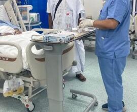 صورة وزير الشؤون الإسلامية يعاود الحاجة التي تعالج في مستشفى منى الجسر