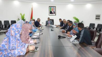 صورة الوزير الأول يجتمع باللجنة الوزارية المكلفة بنظام المعلوماتية (سراج)