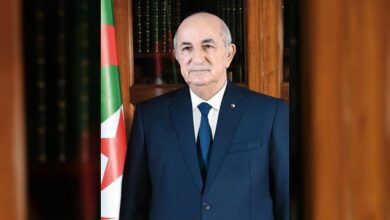 صورة الرئيس الجزائري يُنهي مهام وزيره الأول ويعين خلفا له