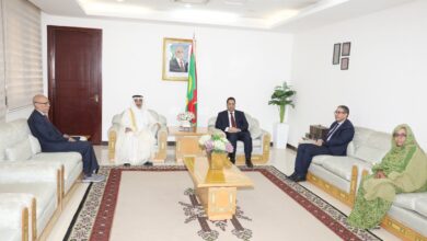 صورة الوزير الأول يجري مباحثات مع السفير الكويتي