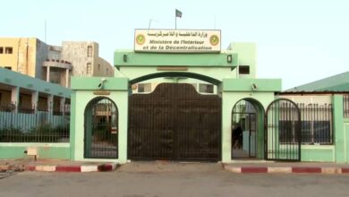صورة الداخلية تبدأ تسليم تراخيص الأحزاب المستوفية للشروط القانونية