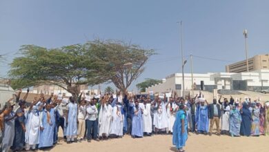 صورة نشطاء نواذيبويحتجّون للمطالبة بالإفراج عن الناشط البيئي علي بكار