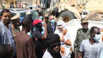 صورة وزيرا الداخلية والبيئة يؤديان زيارة لمكان حريق اندلع بمقاطعة السبخة