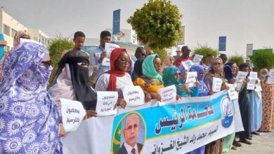 صورة متعاونو الإعلام يحتجون بسبب تأخر ترسيمهم