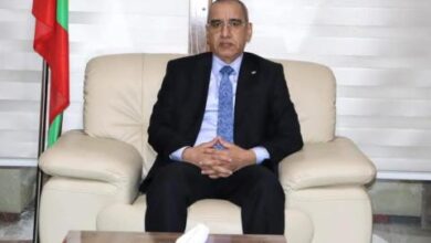 صورة وزير الداخلية يجري مباحثات مع السفير الغامبي في نواكشوط