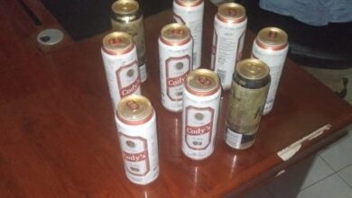 صورة شرطة انجاغو توقف شابا بحوزته خمور وتفشل تهريب مواد غذائية