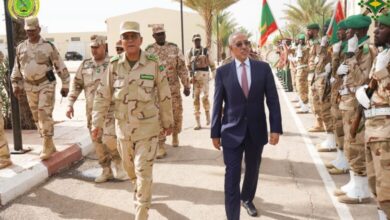 صورة وزير الدفاع وقائد أركان الجيش يقرران تفقد الحدود مع مالي