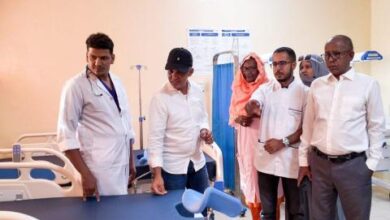 صورة وزير الصحة يؤدي زيارة معاينة للوقوف على النواقص الموجودة بالمركز الصحي في عدل بكرو