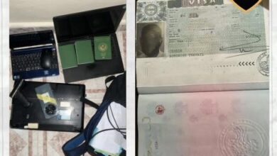 صورة الشرطة : ضبط شبكة لتهريب المهاجرين و تزوير التأشيرات ووثائق السفر