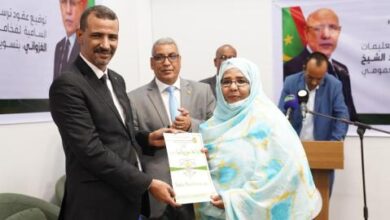 صورة وزير الثقافة يشرف على توقيع عقود العمل الخاصة بملف تسوية المتعاونين في الإعلام العمومي