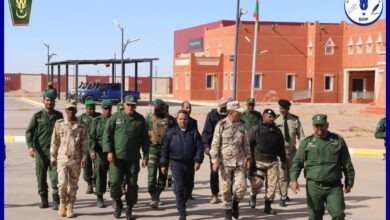 صورة وفد موريتاني رسمي يزور المعبر الحدودي مع الجزائر