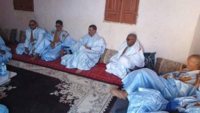 صورة معالي وزير الثقافة يعزي أسرة الفقيد بنبله ولد امبارك بمدينة النعمة