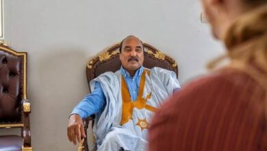 صورة السلطات تسمح للرئيس السابق بحضور جنازة والده