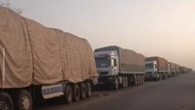 صورة ملاك شاحنات موريتانية محتجزة على الحدود داخل مالي يطالبون السلطات بالتدخل