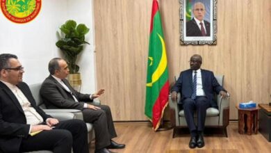 صورة وزير الخارجية يبحث مع السفير الإيراني علاقات البلدين