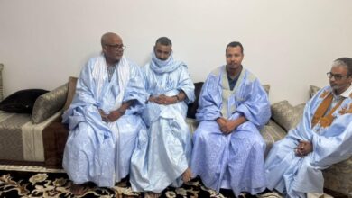 صورة وزير الثقافة يعزي أسرة الصحفي اعلي ولد البار ويشيد بمسيرته الوطنية والمهنية