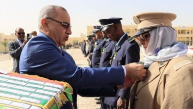 صورة وزير الداخلية يوشح عددا من الضباط وضباط الصف والإداريين